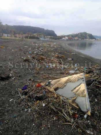 Milazzo - Milazzo (ME) - Pulizia spiagge, è polemica tra Nanì ed il Sindaco