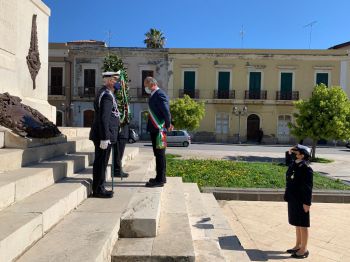 Milazzo - Milazzo (ME) - 25 Aprile, Sindaco depone corona d’alloro sul Monumento ai Caduti