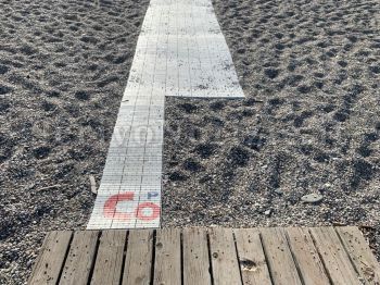 Milazzo - Milazzo (ME) - Danneggiata passerella in spiaggia per soggetti con difficoltà motoria