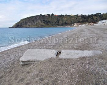 Milazzo - Milazzo (ME) – Uno scarico fognario in spiaggia